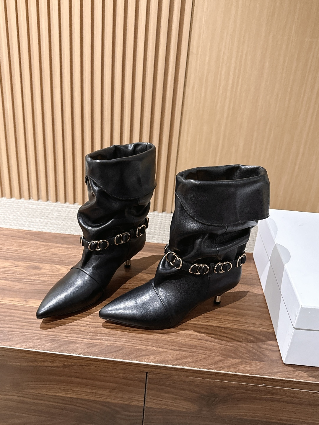 ISABEL MARANT 伊莎贝尔秋冬新款 链条装饰小猫跟短靴 用一条摇曳的金属链条轻轻系在了脚踝旁。短靴的廓形保留了 ISABEL MARANT 伊莎贝尔秋冬新款 链条装饰小猫跟短靴 用一条摇曳的金属链条轻轻系在了脚踝旁。短靴的廓形保留了