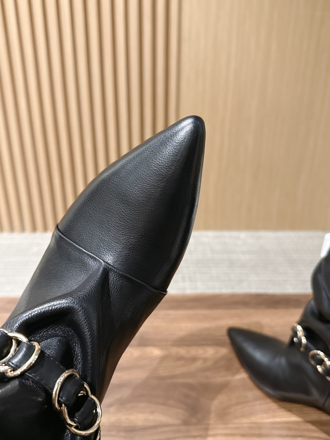 ISABEL MARANT 伊莎贝尔秋冬新款 链条装饰小猫跟短靴 用一条摇曳的金属链条轻轻系在了脚踝旁。短靴的廓形保留了 ISABEL MARANT 伊莎贝尔秋冬新款 链条装饰小猫跟短靴 用一条摇曳的金属链条轻轻系在了脚踝旁。短靴的廓形保留了