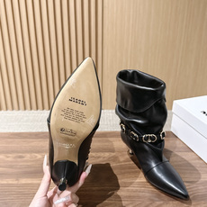 ISABEL MARANT 伊莎贝尔秋冬新款 链条装饰小猫跟短靴 用一条摇曳的金属链条轻轻系在了脚踝旁。短靴的廓形保留了 ISABEL MARANT 伊莎贝尔秋冬新款 链条装饰小猫跟短靴 用一条摇曳的金属链条轻轻系在了脚踝旁。短靴的廓形保留了