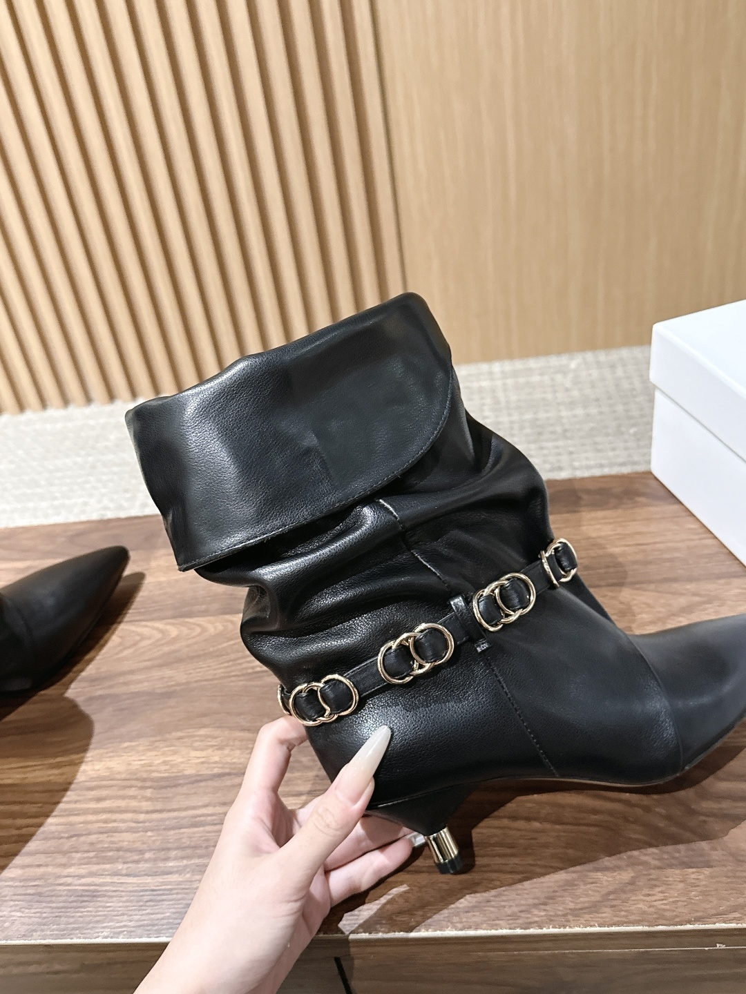 ISABEL MARANT 伊莎贝尔秋冬新款 链条装饰小猫跟短靴 用一条摇曳的金属链条轻轻系在了脚踝旁。短靴的廓形保留了 ISABEL MARANT 伊莎贝尔秋冬新款 链条装饰小猫跟短靴 用一条摇曳的金属链条轻轻系在了脚踝旁。短靴的廓形保留了