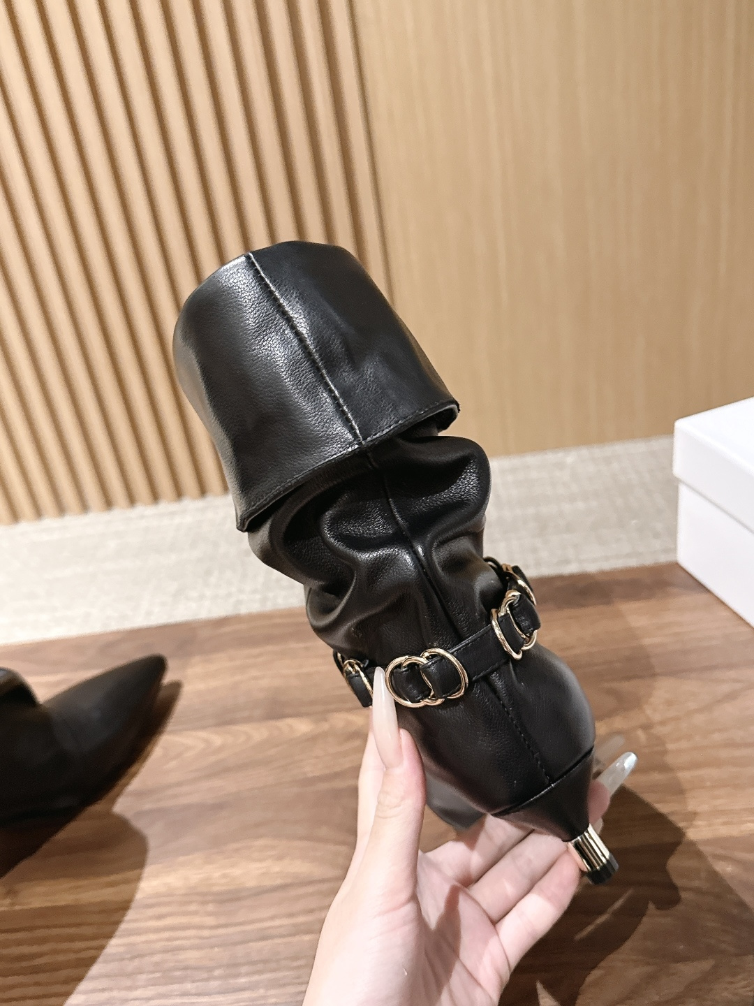 ISABEL MARANT 伊莎贝尔秋冬新款 链条装饰小猫跟短靴 用一条摇曳的金属链条轻轻系在了脚踝旁。短靴的廓形保留了 ISABEL MARANT 伊莎贝尔秋冬新款 链条装饰小猫跟短靴 用一条摇曳的金属链条轻轻系在了脚踝旁。短靴的廓形保留了