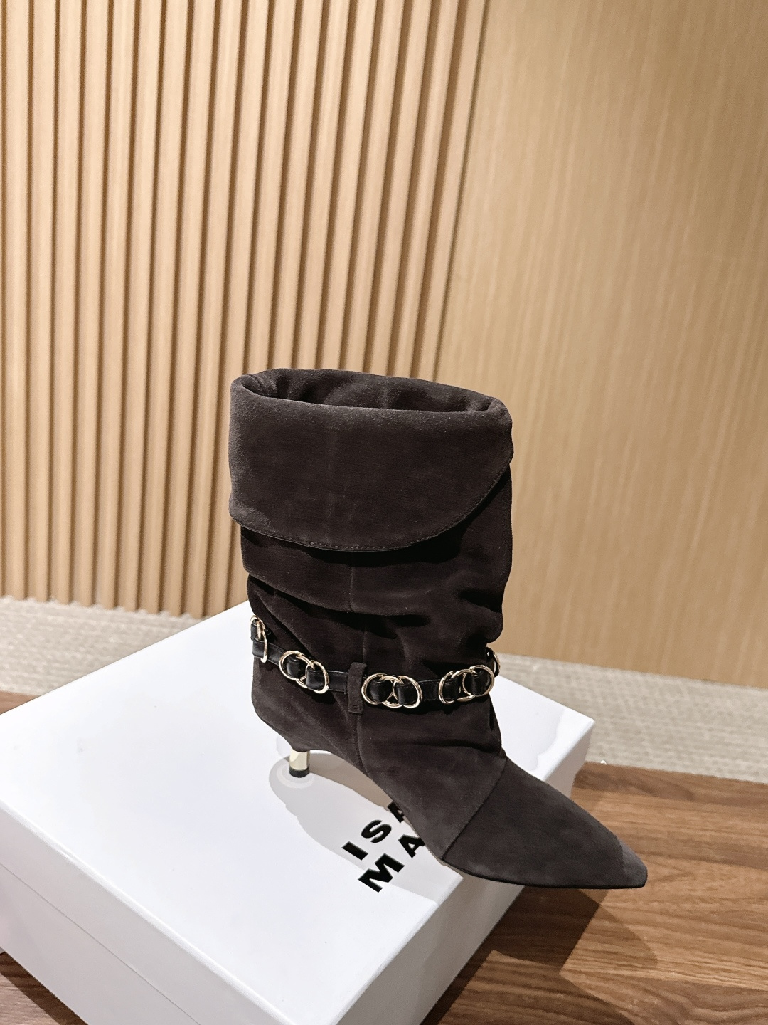 ISABEL MARANT 伊莎贝尔秋冬新款 链条装饰小猫跟短靴 用一条摇曳的金属链条轻轻系在了脚踝旁。短靴的廓形保留了 ISABEL MARANT 伊莎贝尔秋冬新款 链条装饰小猫跟短靴 用一条摇曳的金属链条轻轻系在了脚踝旁。短靴的廓形保留了