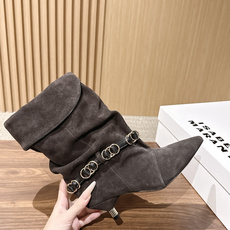ISABEL MARANT 伊莎贝尔秋冬新款 链条装饰小猫跟短靴 用一条摇曳的金属链条轻轻系在了脚踝旁。短靴的廓形保留了 ISABEL MARANT 伊莎贝尔秋冬新款 链条装饰小猫跟短靴 用一条摇曳的金属链条轻轻系在了脚踝旁。短靴的廓形保留了