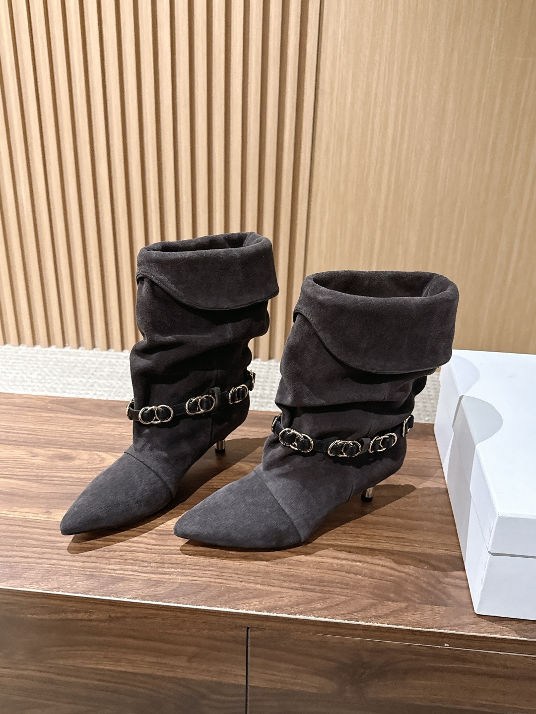 ISABEL MARANT 伊莎贝尔秋冬新款 链条装饰小猫跟短靴 用一条摇曳的金属链条轻轻系在了脚踝旁。短靴的廓形保留了 ISABEL MARANT 伊莎贝尔秋冬新款 链条装饰小猫跟短靴 用一条摇曳的金属链条轻轻系在了脚踝旁。短靴的廓形保留了