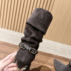 ISABEL MARANT 伊莎贝尔秋冬新款 链条装饰小猫跟短靴 用一条摇曳的金属链条轻轻系在了脚踝旁。短靴的廓形保留了 ISABEL MARANT 伊莎贝尔秋冬新款 链条装饰小猫跟短靴 用一条摇曳的金属链条轻轻系在了脚踝旁。短靴的廓形保留了