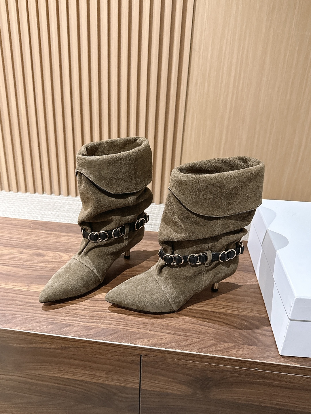 ISABEL MARANT 伊莎贝尔秋冬新款 链条装饰小猫跟短靴 用一条摇曳的金属链条轻轻系在了脚踝旁。短靴的廓形保留了