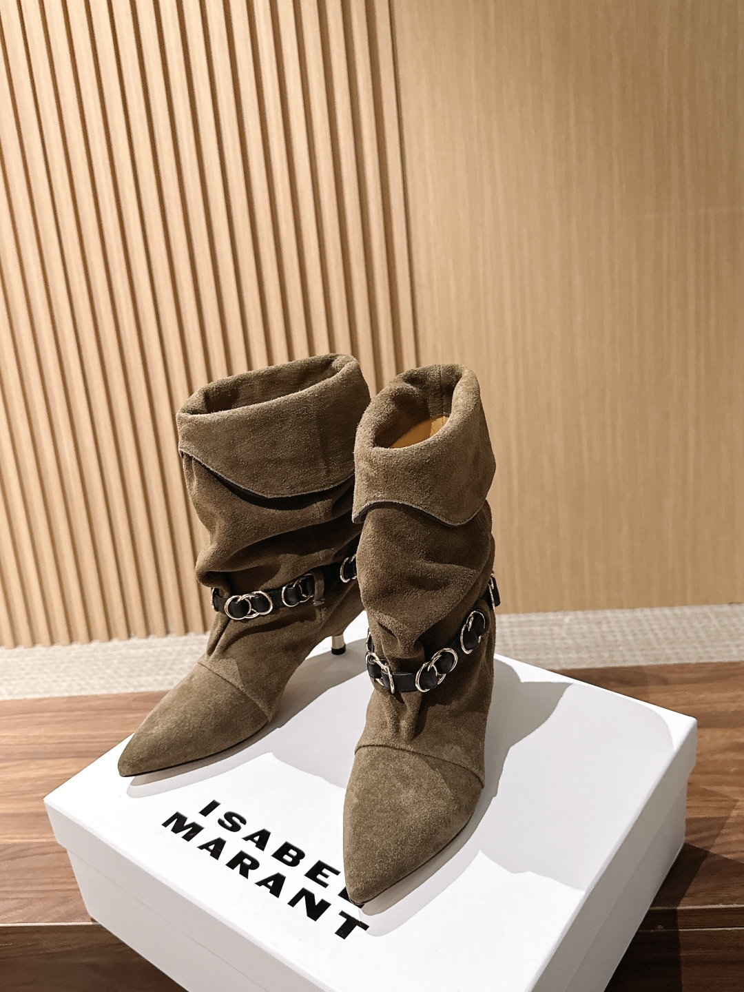 ISABEL MARANT 伊莎贝尔秋冬新款 链条装饰小猫跟短靴 用一条摇曳的金属链条轻轻系在了脚踝旁。短靴的廓形保留了
