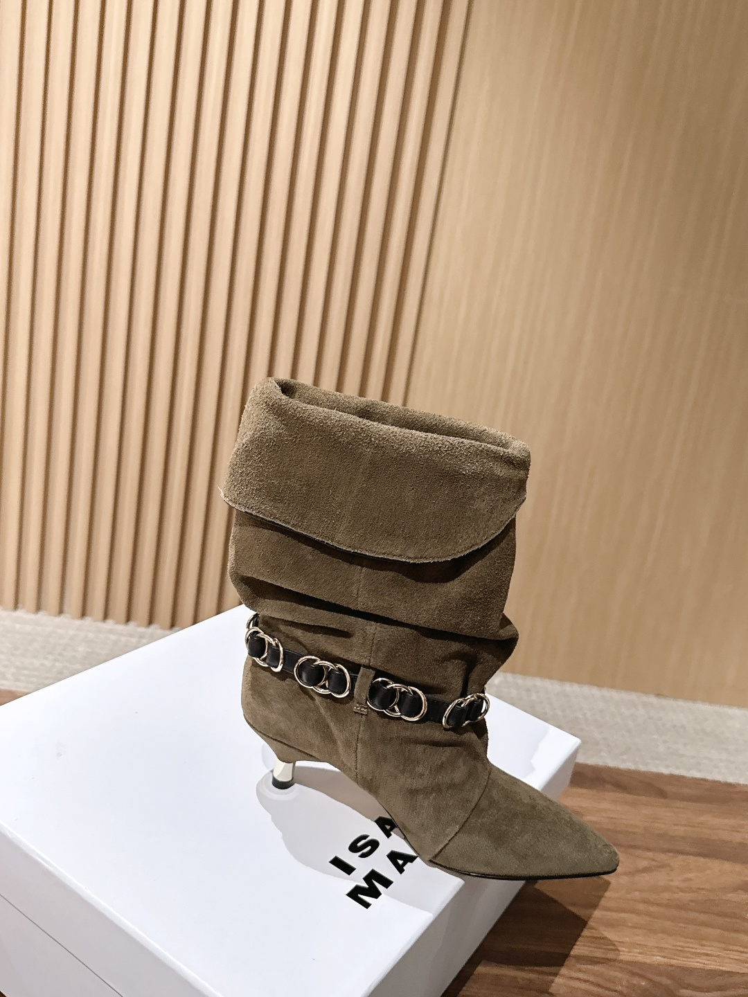 ISABEL MARANT 伊莎贝尔秋冬新款 链条装饰小猫跟短靴 用一条摇曳的金属链条轻轻系在了脚踝旁。短靴的廓形保留了