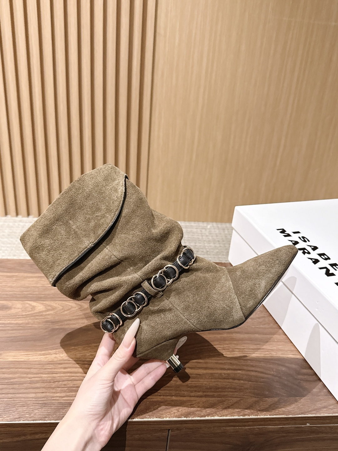 ISABEL MARANT 伊莎贝尔秋冬新款 链条装饰小猫跟短靴 用一条摇曳的金属链条轻轻系在了脚踝旁。短靴的廓形保留了