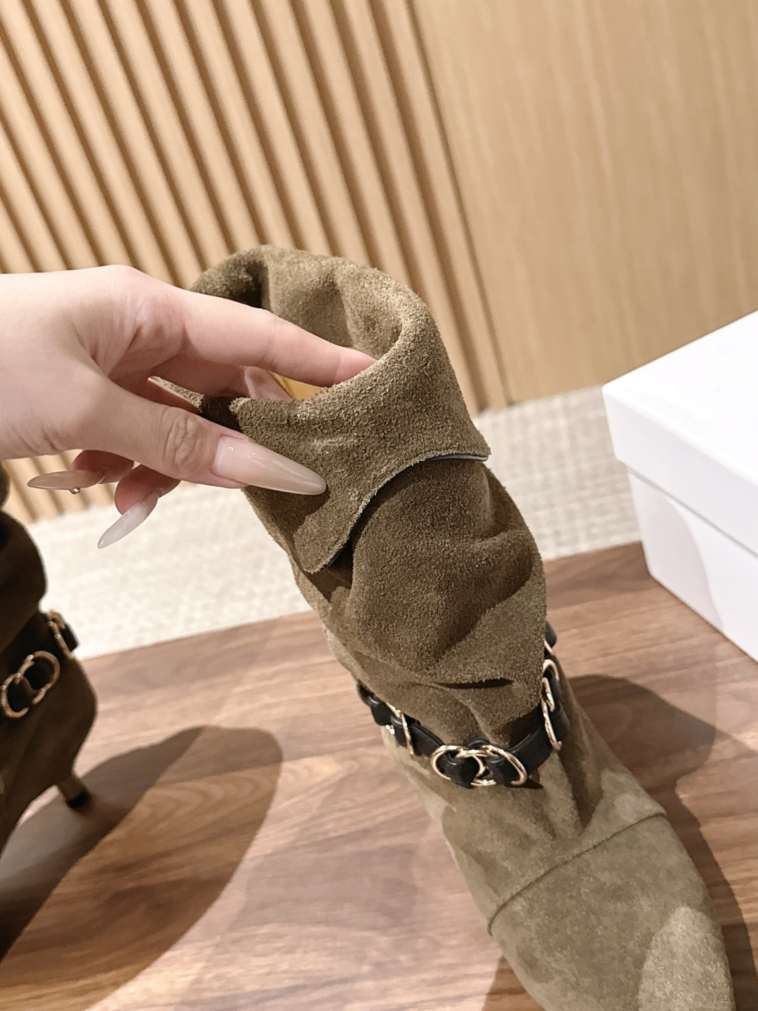 ISABEL MARANT 伊莎贝尔秋冬新款 链条装饰小猫跟短靴 用一条摇曳的金属链条轻轻系在了脚踝旁。短靴的廓形保留了