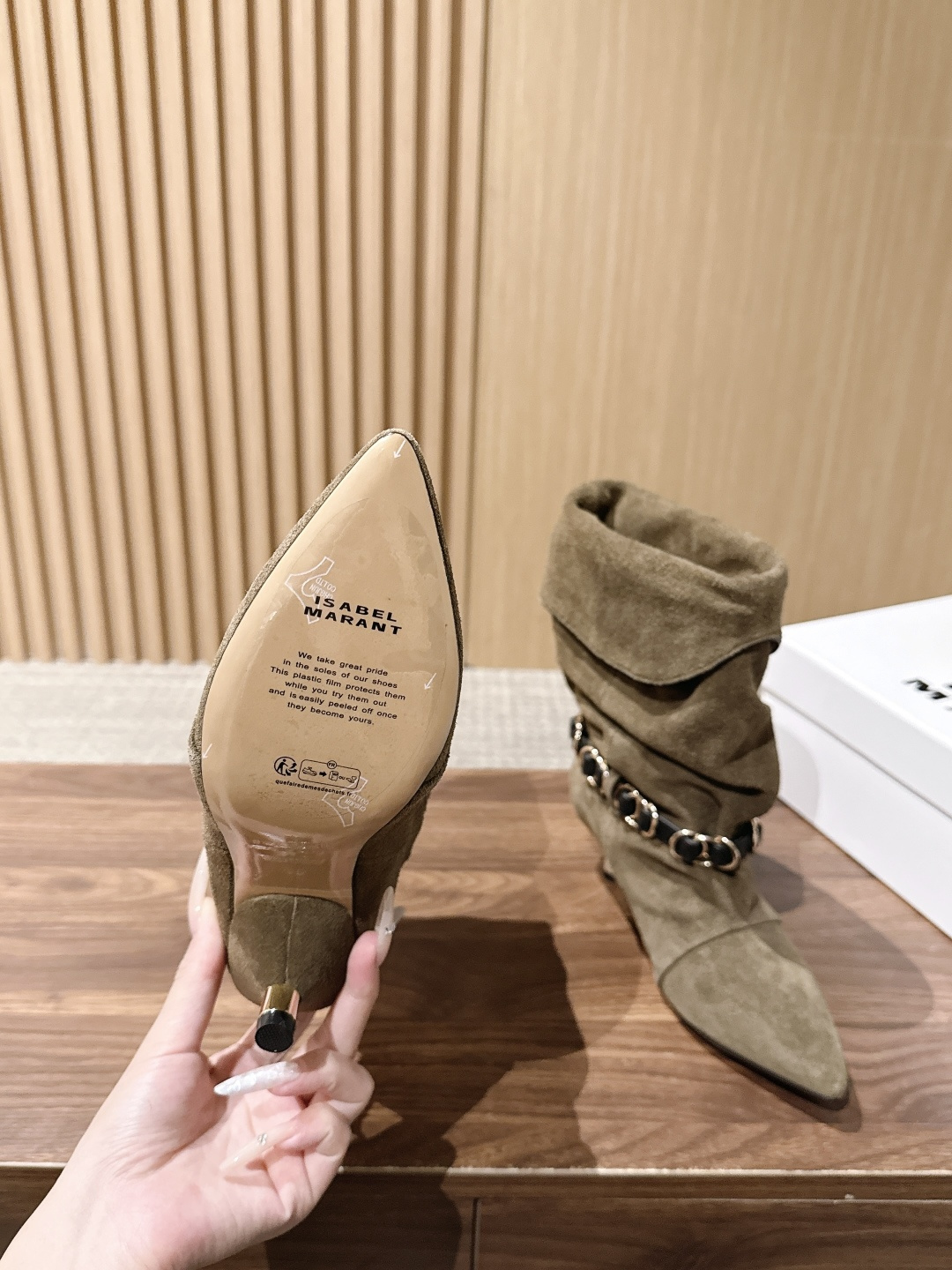 ISABEL MARANT 伊莎贝尔秋冬新款 链条装饰小猫跟短靴 用一条摇曳的金属链条轻轻系在了脚踝旁。短靴的廓形保留了