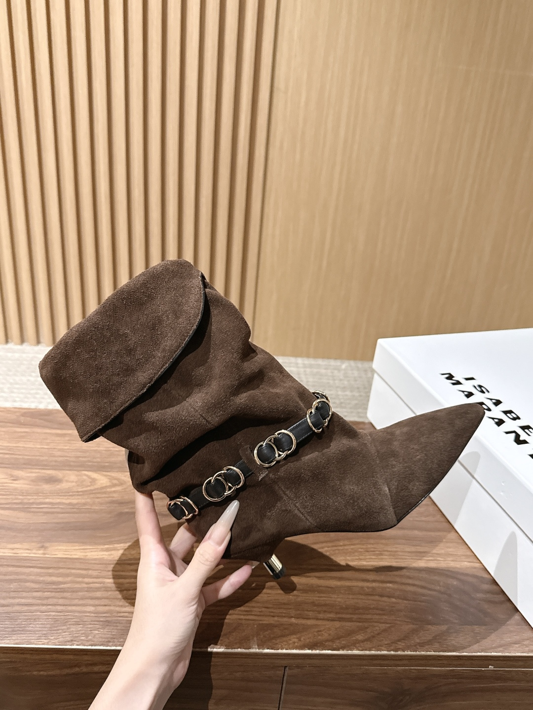 ISABEL MARANT 伊莎贝尔秋冬新款 链条装饰小猫跟短靴 用一条摇曳的金属链条轻轻系在了脚踝旁。短靴的廓形保留了