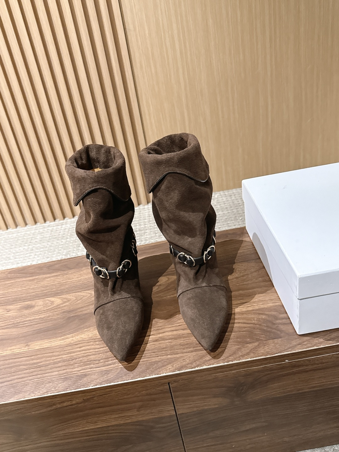 ISABEL MARANT 伊莎贝尔秋冬新款 链条装饰小猫跟短靴 用一条摇曳的金属链条轻轻系在了脚踝旁。短靴的廓形保留了