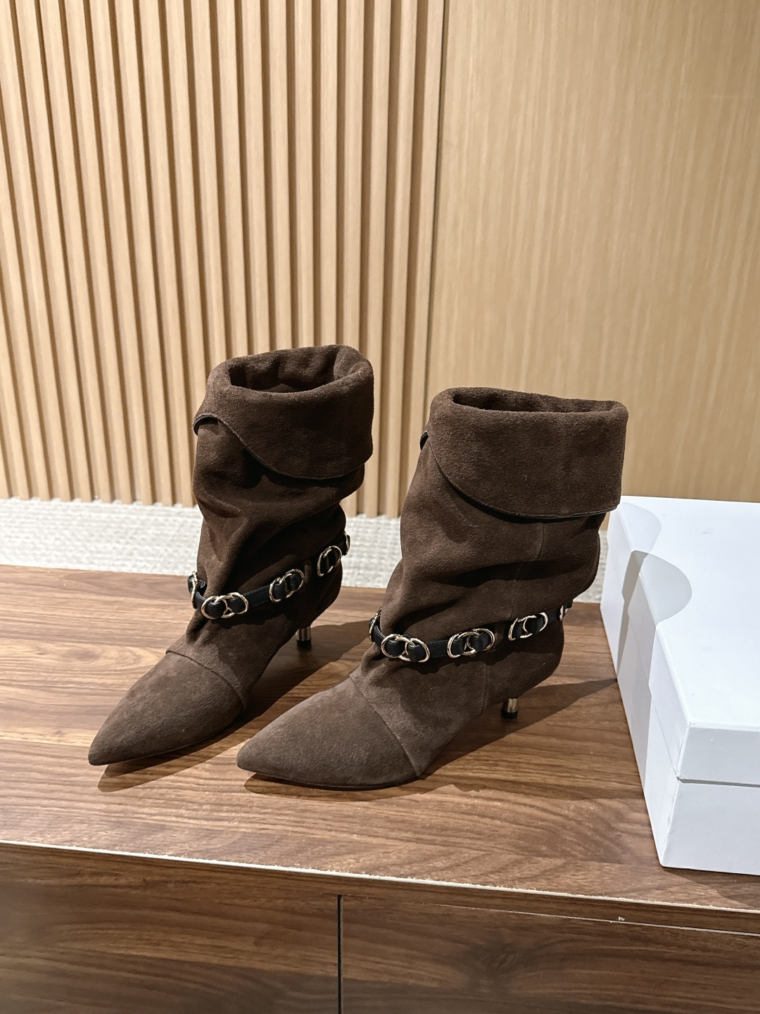 ISABEL MARANT 伊莎贝尔秋冬新款 链条装饰小猫跟短靴 用一条摇曳的金属链条轻轻系在了脚踝旁。短靴的廓形保留了