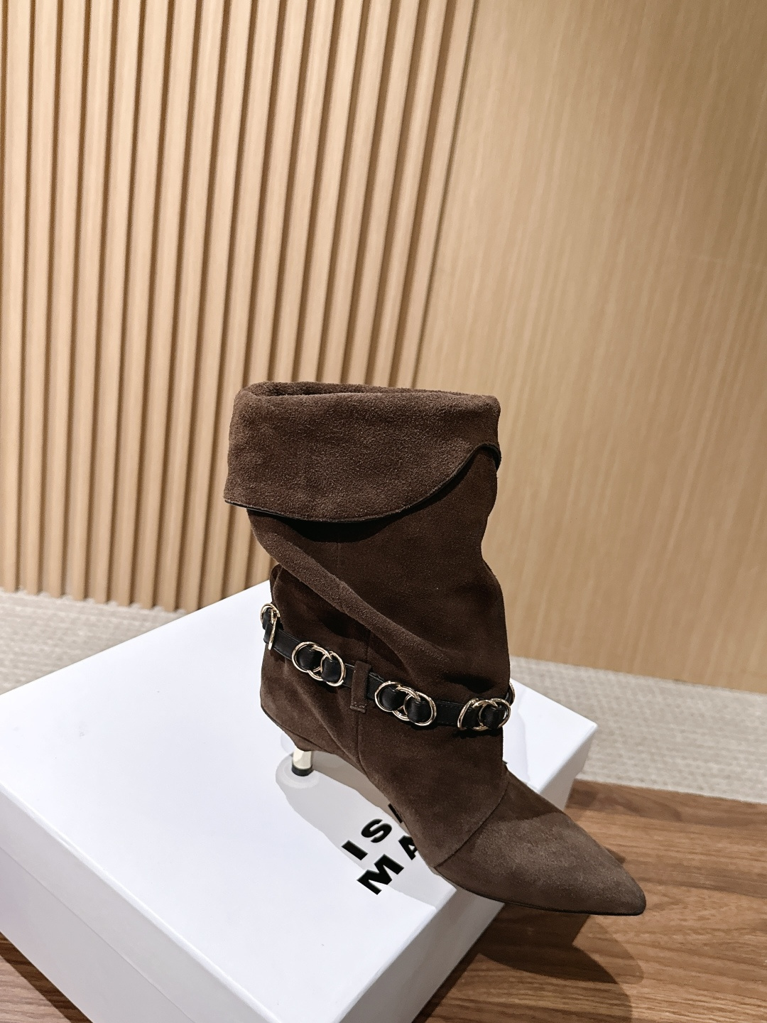 ISABEL MARANT 伊莎贝尔秋冬新款 链条装饰小猫跟短靴 用一条摇曳的金属链条轻轻系在了脚踝旁。短靴的廓形保留了