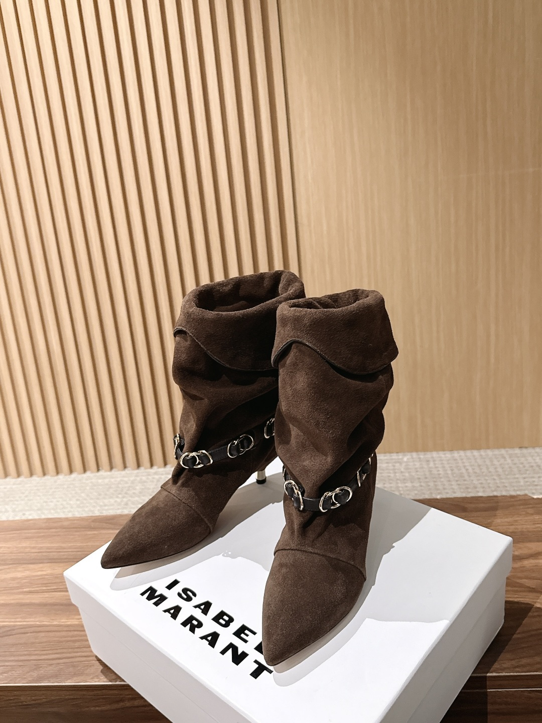 ISABEL MARANT 伊莎贝尔秋冬新款 链条装饰小猫跟短靴 用一条摇曳的金属链条轻轻系在了脚踝旁。短靴的廓形保留了