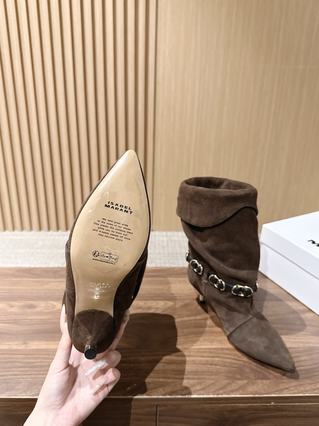 ISABEL MARANT 伊莎贝尔秋冬新款 链条装饰小猫跟短靴 用一条摇曳的金属链条轻轻系在了脚踝旁。短靴的廓形保留了