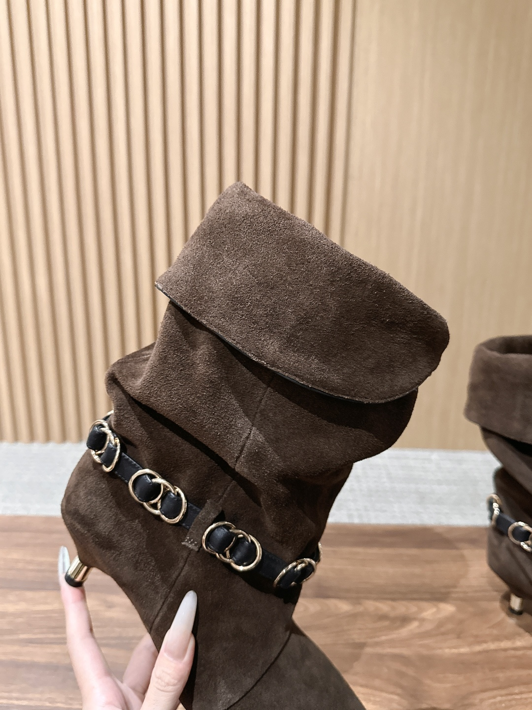 ISABEL MARANT 伊莎贝尔秋冬新款 链条装饰小猫跟短靴 用一条摇曳的金属链条轻轻系在了脚踝旁。短靴的廓形保留了