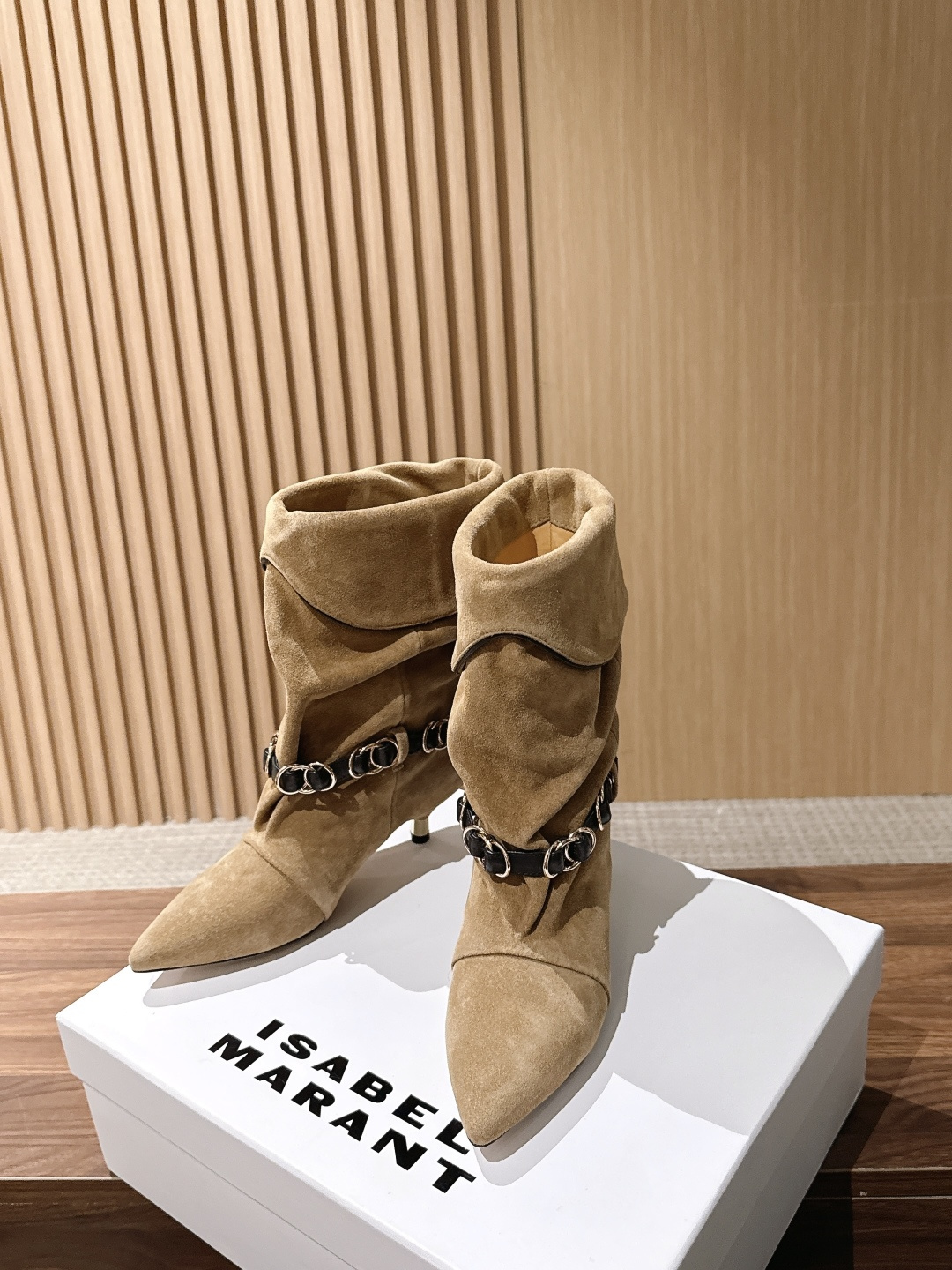 ISABEL MARANT 伊莎贝尔秋冬新款 链条装饰小猫跟短靴 用一条摇曳的金属链条轻轻系在了脚踝旁。短靴的廓形保留了 ISABEL MARANT 伊莎贝尔秋冬新款 链条装饰小猫跟短靴 用一条摇曳的金属链条轻轻系在了脚踝旁。短靴的廓形保留了