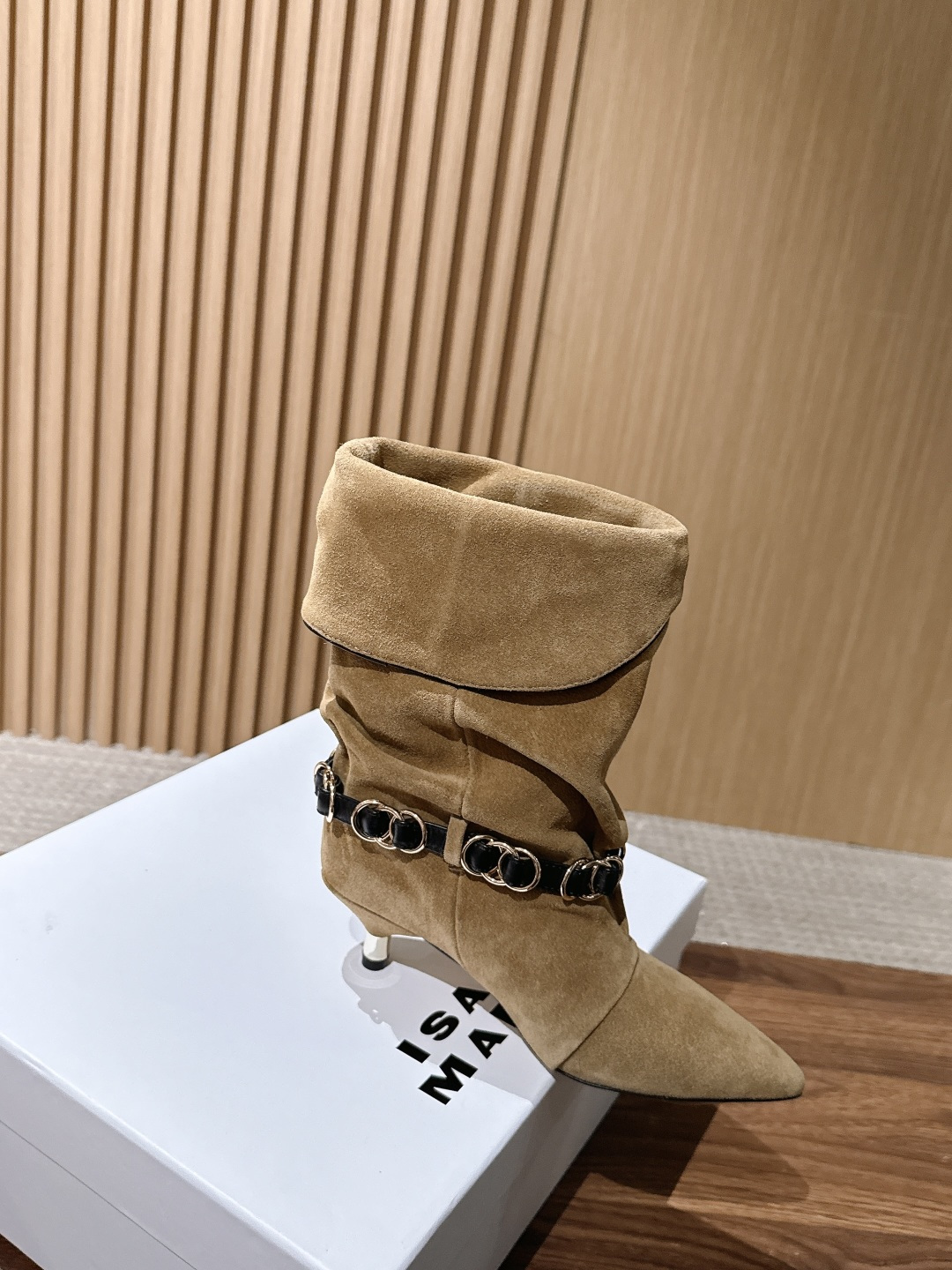 ISABEL MARANT 伊莎贝尔秋冬新款 链条装饰小猫跟短靴 用一条摇曳的金属链条轻轻系在了脚踝旁。短靴的廓形保留了 ISABEL MARANT 伊莎贝尔秋冬新款 链条装饰小猫跟短靴 用一条摇曳的金属链条轻轻系在了脚踝旁。短靴的廓形保留了