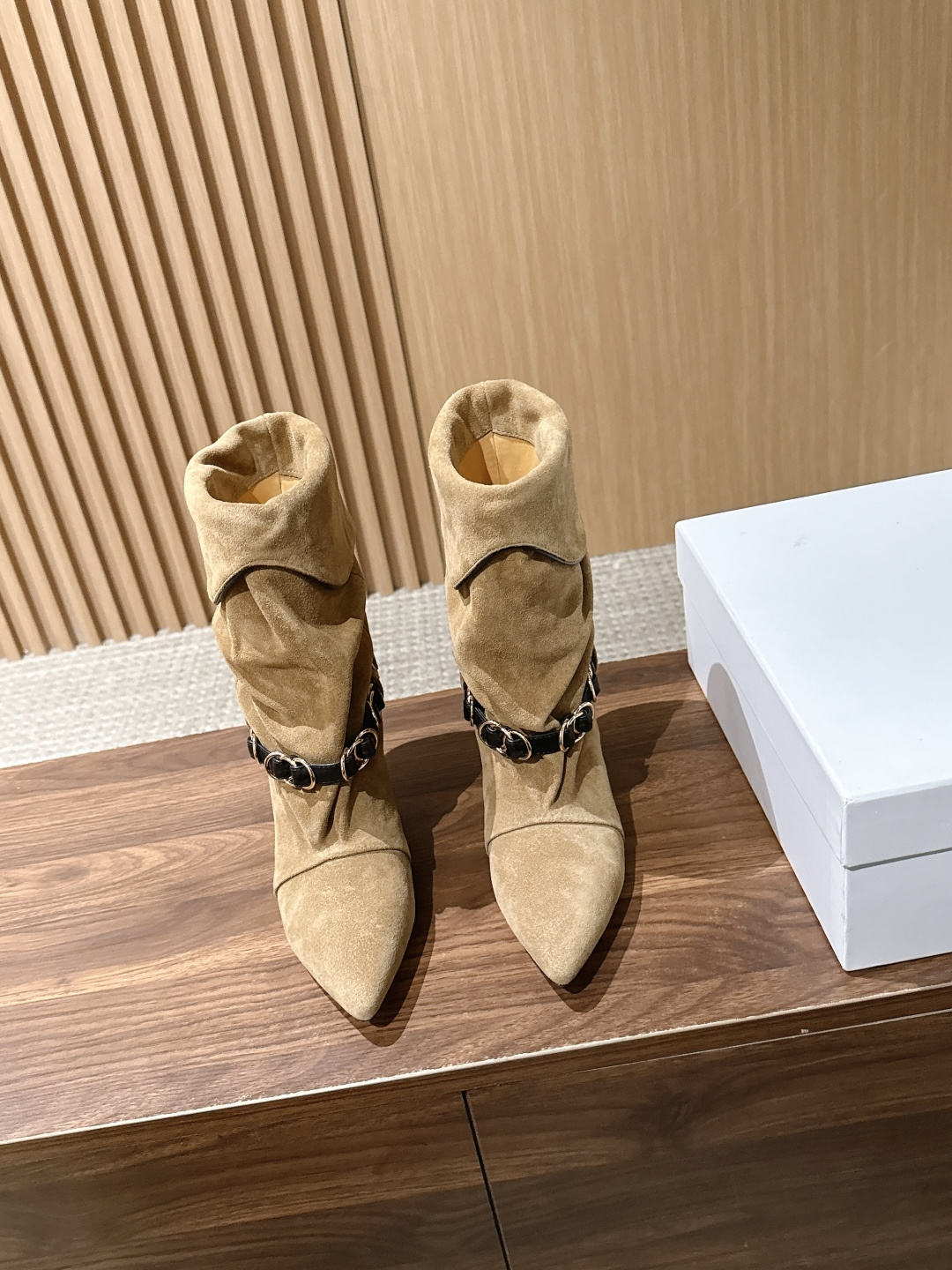 ISABEL MARANT 伊莎贝尔秋冬新款 链条装饰小猫跟短靴 用一条摇曳的金属链条轻轻系在了脚踝旁。短靴的廓形保留了
