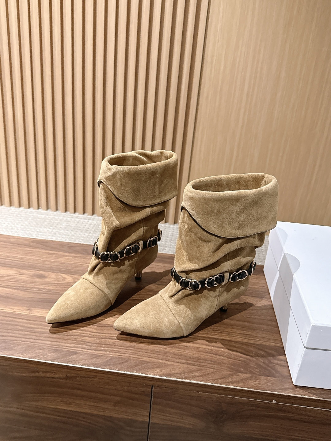 ISABEL MARANT 伊莎贝尔秋冬新款 链条装饰小猫跟短靴 用一条摇曳的金属链条轻轻系在了脚踝旁。短靴的廓形保留了 ISABEL MARANT 伊莎贝尔秋冬新款 链条装饰小猫跟短靴 用一条摇曳的金属链条轻轻系在了脚踝旁。短靴的廓形保留了