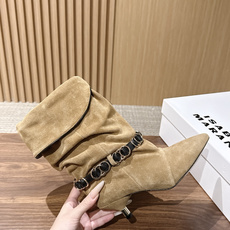 ISABEL MARANT 伊莎贝尔秋冬新款 链条装饰小猫跟短靴 用一条摇曳的金属链条轻轻系在了脚踝旁。短靴的廓形保留了 ISABEL MARANT 伊莎贝尔秋冬新款 链条装饰小猫跟短靴 用一条摇曳的金属链条轻轻系在了脚踝旁。短靴的廓形保留了