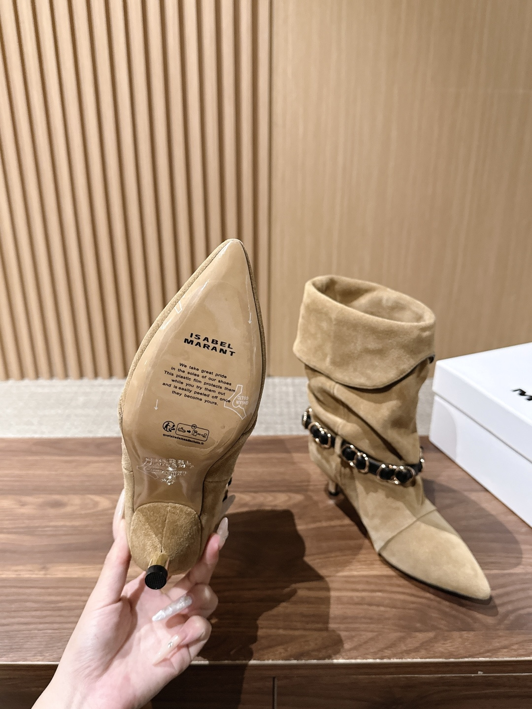 ISABEL MARANT 伊莎贝尔秋冬新款 链条装饰小猫跟短靴 用一条摇曳的金属链条轻轻系在了脚踝旁。短靴的廓形保留了 ISABEL MARANT 伊莎贝尔秋冬新款 链条装饰小猫跟短靴 用一条摇曳的金属链条轻轻系在了脚踝旁。短靴的廓形保留了