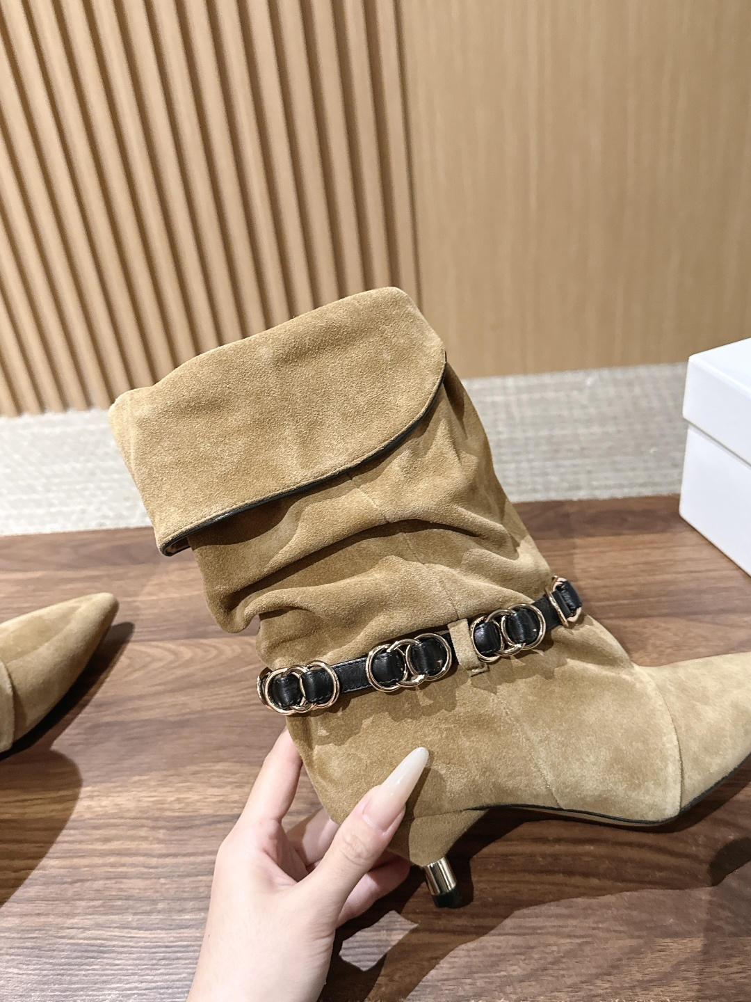 ISABEL MARANT 伊莎贝尔秋冬新款 链条装饰小猫跟短靴 用一条摇曳的金属链条轻轻系在了脚踝旁。短靴的廓形保留了 ISABEL MARANT 伊莎贝尔秋冬新款 链条装饰小猫跟短靴 用一条摇曳的金属链条轻轻系在了脚踝旁。短靴的廓形保留了