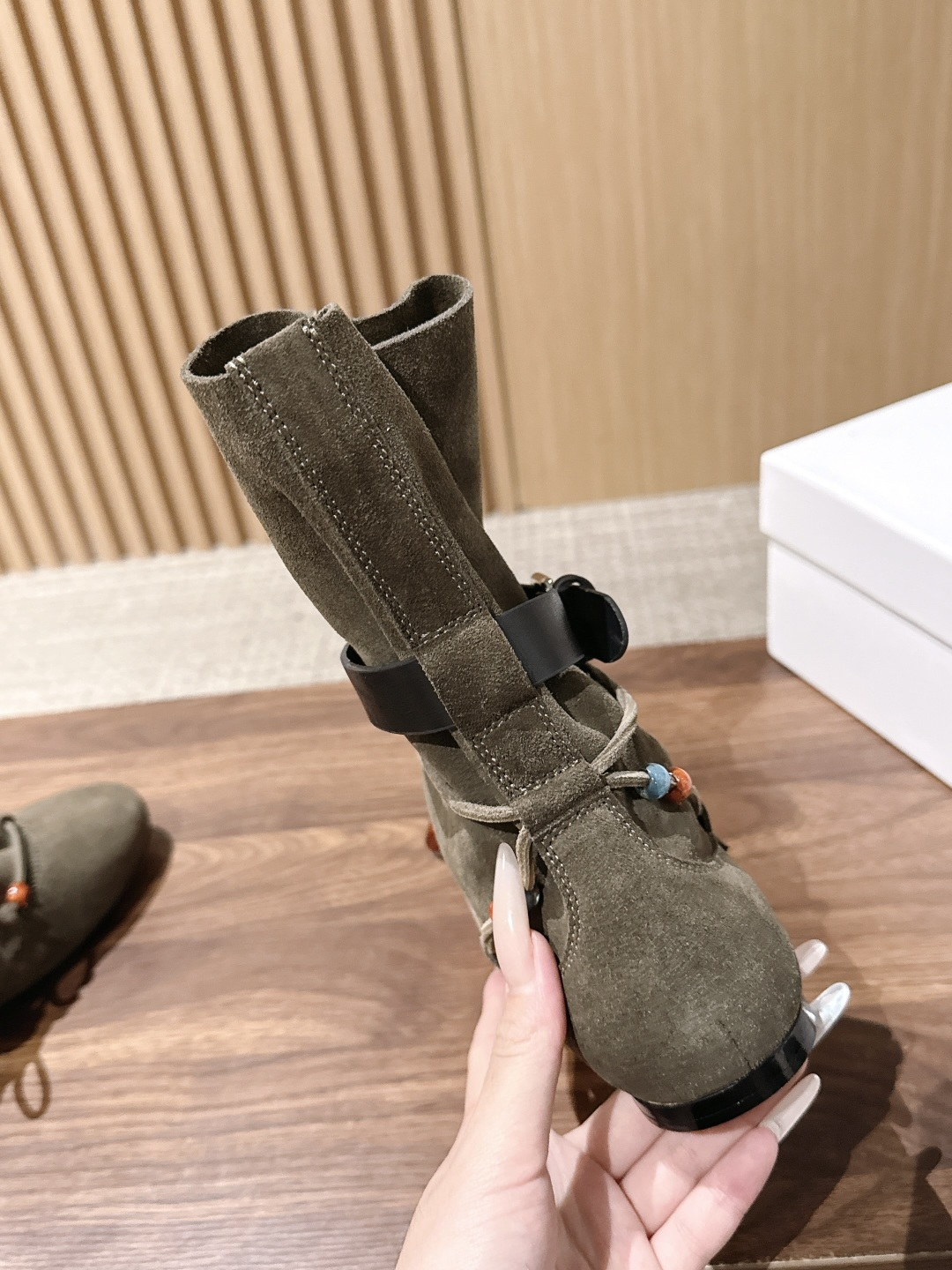 ISABELMARANT 伊莎贝尔秋冬新款 复古反绒面串珠短靴 这双短靴是Isabel Marant将波西米亚的流浪诗篇