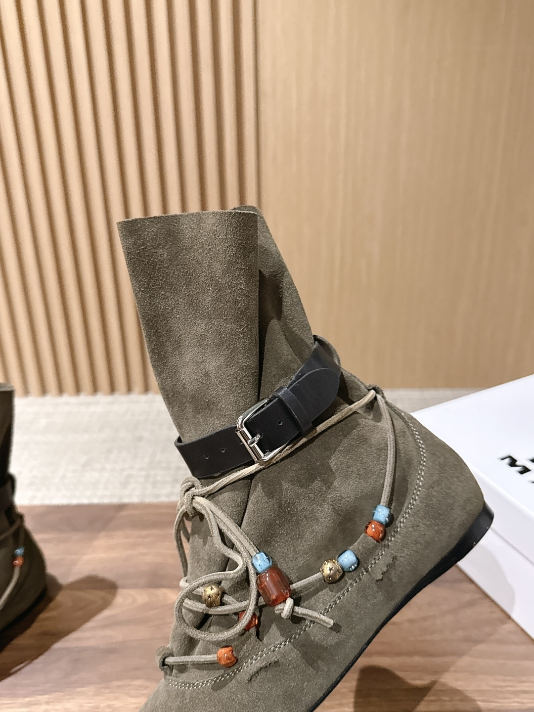ISABELMARANT 伊莎贝尔秋冬新款 复古反绒面串珠短靴 这双短靴是Isabel Marant将波西米亚的流浪诗篇