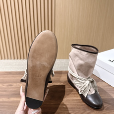 ISABEL MARANT 伊莎贝尔春夏新款 拼接设计牛反绒拼布短靴 用牛反绒的柔软触感与不同材质的拼接对话,重新缝制成 ISABEL MARANT 伊莎贝尔春夏新款 拼接设计牛反绒拼布短靴 用牛反绒的柔软触感与不同材质的拼接对话,重新缝制成