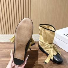 ISABEL MARANT 伊莎贝尔春夏新款 拼接设计牛反绒拼布短靴 用牛反绒的柔软触感与不同材质的拼接对话,重新缝制成 ISABEL MARANT 伊莎贝尔春夏新款 拼接设计牛反绒拼布短靴 用牛反绒的柔软触感与不同材质的拼接对话,重新缝制成
