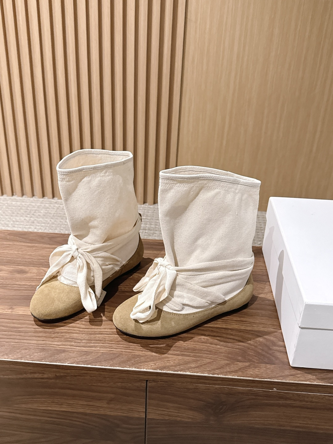 ISABEL MARANT 伊莎贝尔春夏新款 拼接设计牛反绒拼布短靴 用牛反绒的柔软触感与不同材质的拼接对话，重新缝制成