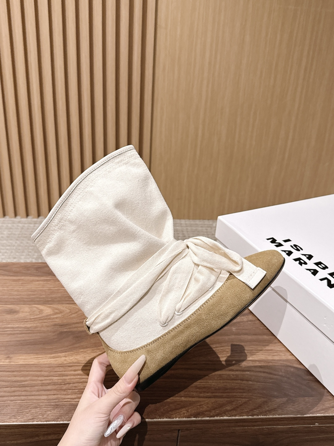 ISABEL MARANT 伊莎贝尔春夏新款 拼接设计牛反绒拼布短靴 用牛反绒的柔软触感与不同材质的拼接对话，重新缝制成