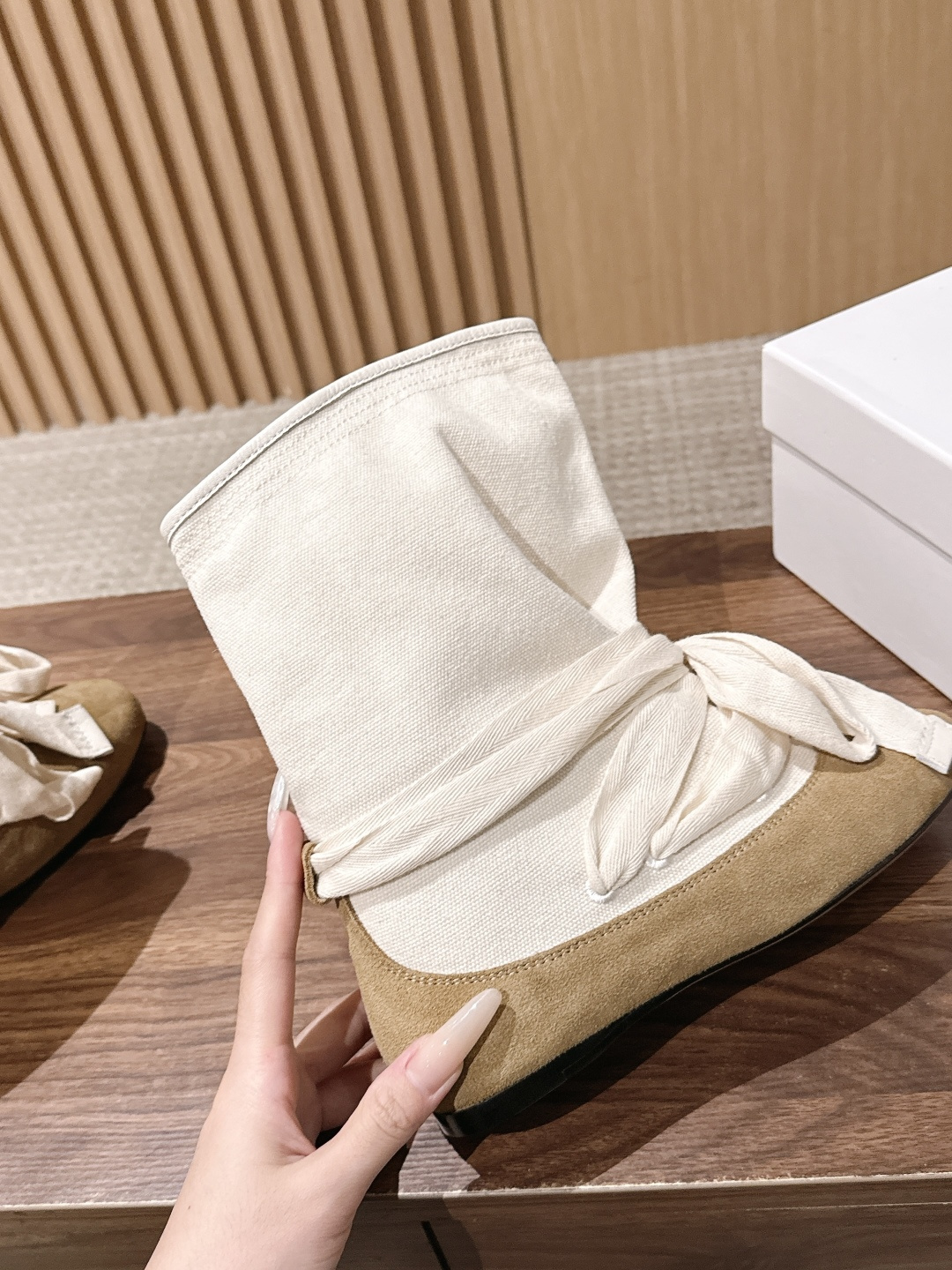 ISABEL MARANT 伊莎贝尔春夏新款 拼接设计牛反绒拼布短靴 用牛反绒的柔软触感与不同材质的拼接对话，重新缝制成