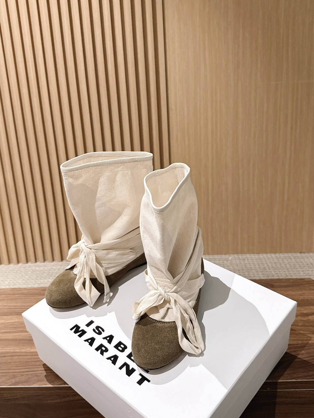 ISABEL MARANT 伊莎贝尔春夏新款 拼接设计牛反绒拼布短靴 用牛反绒的柔软触感与不同材质的拼接对话,重新缝制成 ISABEL MARANT 伊莎贝尔春夏新款 拼接设计牛反绒拼布短靴 用牛反绒的柔软触感与不同材质的拼接对话,重新缝制成