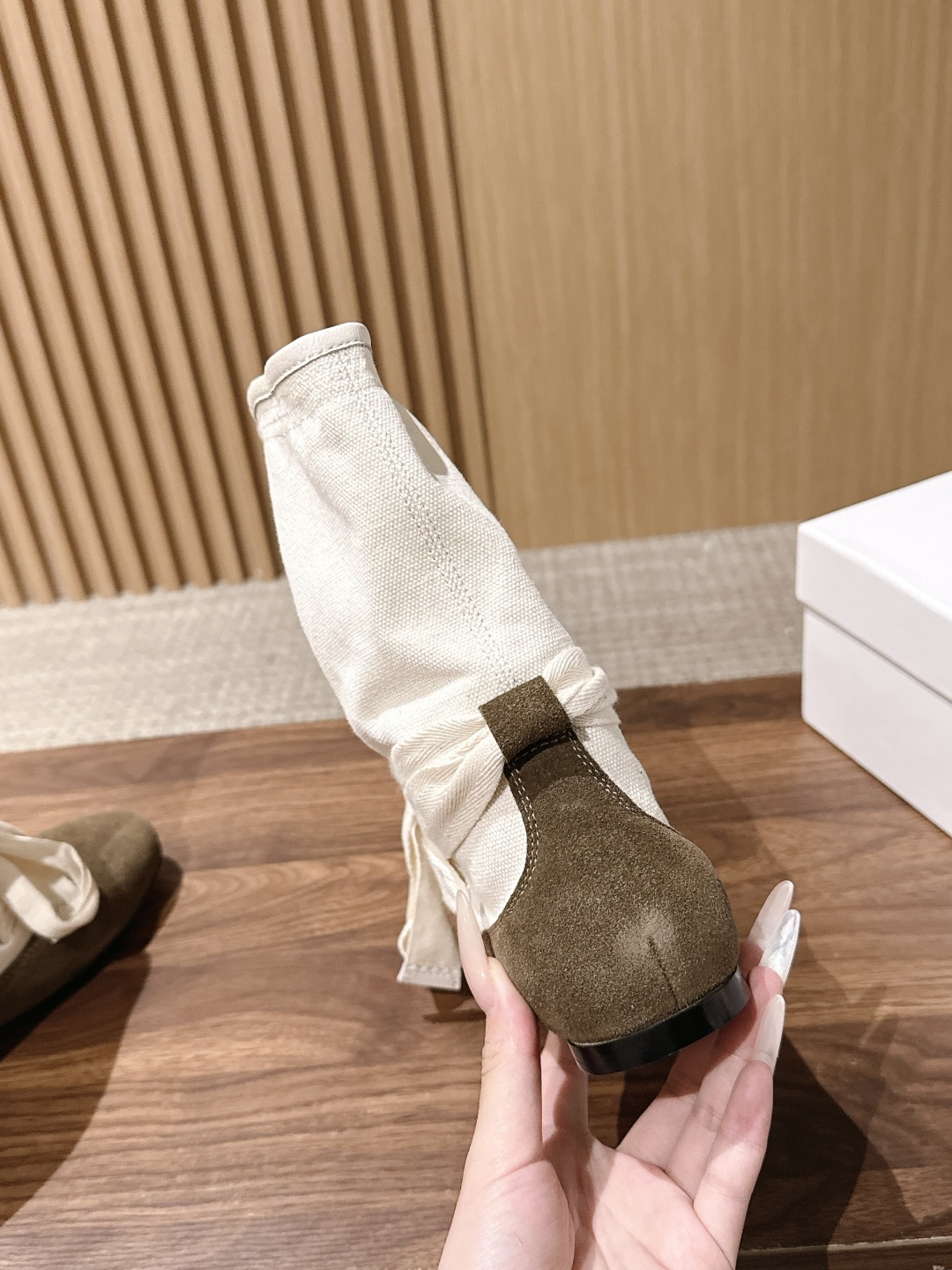 ISABEL MARANT 伊莎贝尔春夏新款 拼接设计牛反绒拼布短靴 用牛反绒的柔软触感与不同材质的拼接对话,重新缝制成 ISABEL MARANT 伊莎贝尔春夏新款 拼接设计牛反绒拼布短靴 用牛反绒的柔软触感与不同材质的拼接对话,重新缝制成