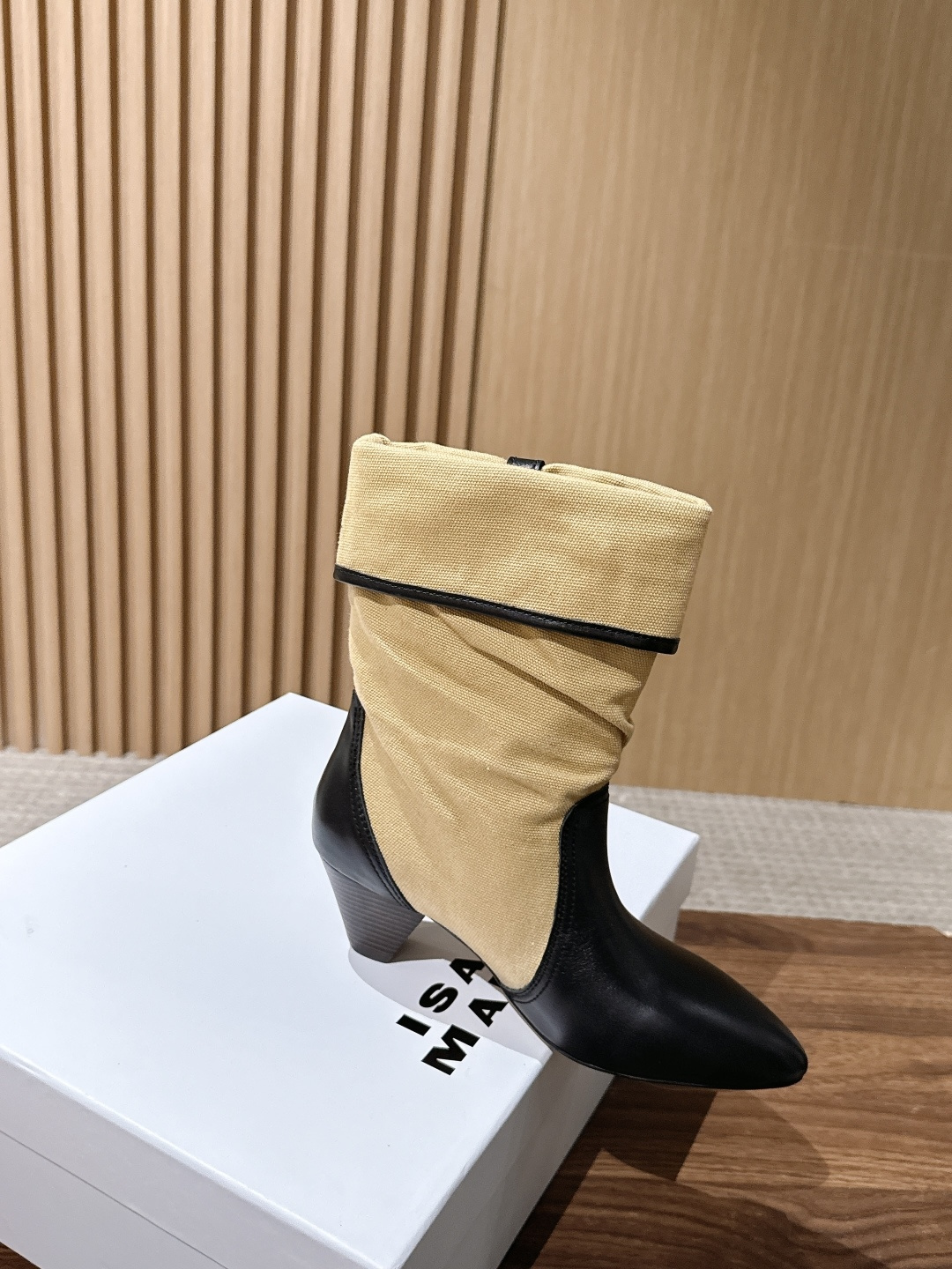ISABELMARANT 伊莎贝尔秋冬新款 废土复古风格尖头猫跟短靴 Isabel Marant将废土世界的苍凉与复古波 ISABELMARANT 伊莎贝尔秋冬新款 废土复古风格尖头猫跟短靴 Isabel Marant将废土世界的苍凉与复古波