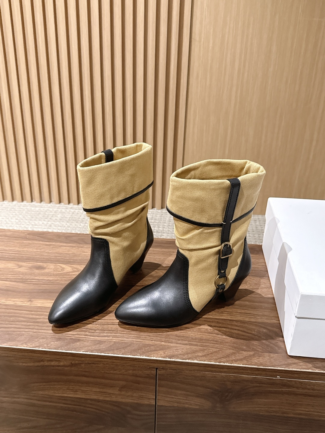 ISABELMARANT 伊莎贝尔秋冬新款 废土复古风格尖头猫跟短靴 Isabel Marant将废土世界的苍凉与复古波 ISABELMARANT 伊莎贝尔秋冬新款 废土复古风格尖头猫跟短靴 Isabel Marant将废土世界的苍凉与复古波