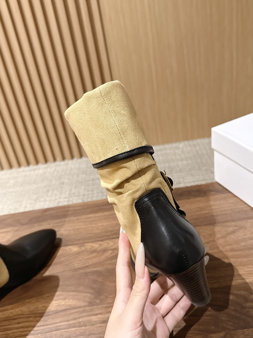 ISABELMARANT 伊莎贝尔秋冬新款 废土复古风格尖头猫跟短靴 Isabel Marant将废土世界的苍凉与复古波 ISABELMARANT 伊莎贝尔秋冬新款 废土复古风格尖头猫跟短靴 Isabel Marant将废土世界的苍凉与复古波