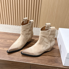 Maison Margiela 马吉拉秋冬新款复古做旧设计尖头短靴 尖头很克制,像被压平的笔尖,只负责把鞋的线条往前送一 Maison Margiela 马吉拉秋冬新款复古做旧设计尖头短靴 尖头很克制,像被压平的笔尖,只负责把鞋的线条往前送一