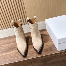 Maison Margiela 马吉拉秋冬新款复古做旧设计尖头短靴 尖头很克制,像被压平的笔尖,只负责把鞋的线条往前送一 Maison Margiela 马吉拉秋冬新款复古做旧设计尖头短靴 尖头很克制,像被压平的笔尖,只负责把鞋的线条往前送一