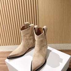 Maison Margiela 马吉拉秋冬新款复古做旧设计尖头短靴 尖头很克制,像被压平的笔尖,只负责把鞋的线条往前送一 Maison Margiela 马吉拉秋冬新款复古做旧设计尖头短靴 尖头很克制,像被压平的笔尖,只负责把鞋的线条往前送一
