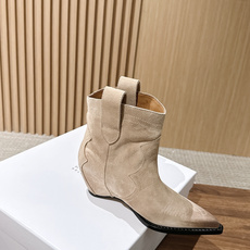 Maison Margiela 马吉拉秋冬新款复古做旧设计尖头短靴 尖头很克制,像被压平的笔尖,只负责把鞋的线条往前送一 Maison Margiela 马吉拉秋冬新款复古做旧设计尖头短靴 尖头很克制,像被压平的笔尖,只负责把鞋的线条往前送一