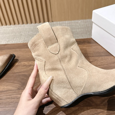 Maison Margiela 马吉拉秋冬新款复古做旧设计尖头短靴 尖头很克制,像被压平的笔尖,只负责把鞋的线条往前送一 Maison Margiela 马吉拉秋冬新款复古做旧设计尖头短靴 尖头很克制,像被压平的笔尖,只负责把鞋的线条往前送一