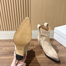 Maison Margiela 马吉拉秋冬新款复古做旧设计尖头短靴 尖头很克制,像被压平的笔尖,只负责把鞋的线条往前送一 Maison Margiela 马吉拉秋冬新款复古做旧设计尖头短靴 尖头很克制,像被压平的笔尖,只负责把鞋的线条往前送一