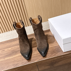Maison Margiela 马吉拉秋冬新款复古做旧设计尖头短靴 尖头很克制,像被压平的笔尖,只负责把鞋的线条往前送一 Maison Margiela 马吉拉秋冬新款复古做旧设计尖头短靴 尖头很克制,像被压平的笔尖,只负责把鞋的线条往前送一