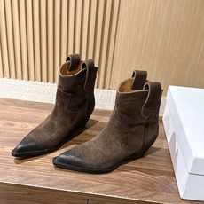 Maison Margiela 马吉拉秋冬新款复古做旧设计尖头短靴 尖头很克制,像被压平的笔尖,只负责把鞋的线条往前送一 Maison Margiela 马吉拉秋冬新款复古做旧设计尖头短靴 尖头很克制,像被压平的笔尖,只负责把鞋的线条往前送一