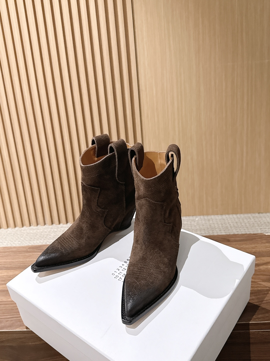Maison Margiela 马吉拉秋冬新款复古做旧设计尖头短靴 尖头很克制,像被压平的笔尖,只负责把鞋的线条往前送一 Maison Margiela 马吉拉秋冬新款复古做旧设计尖头短靴 尖头很克制,像被压平的笔尖,只负责把鞋的线条往前送一